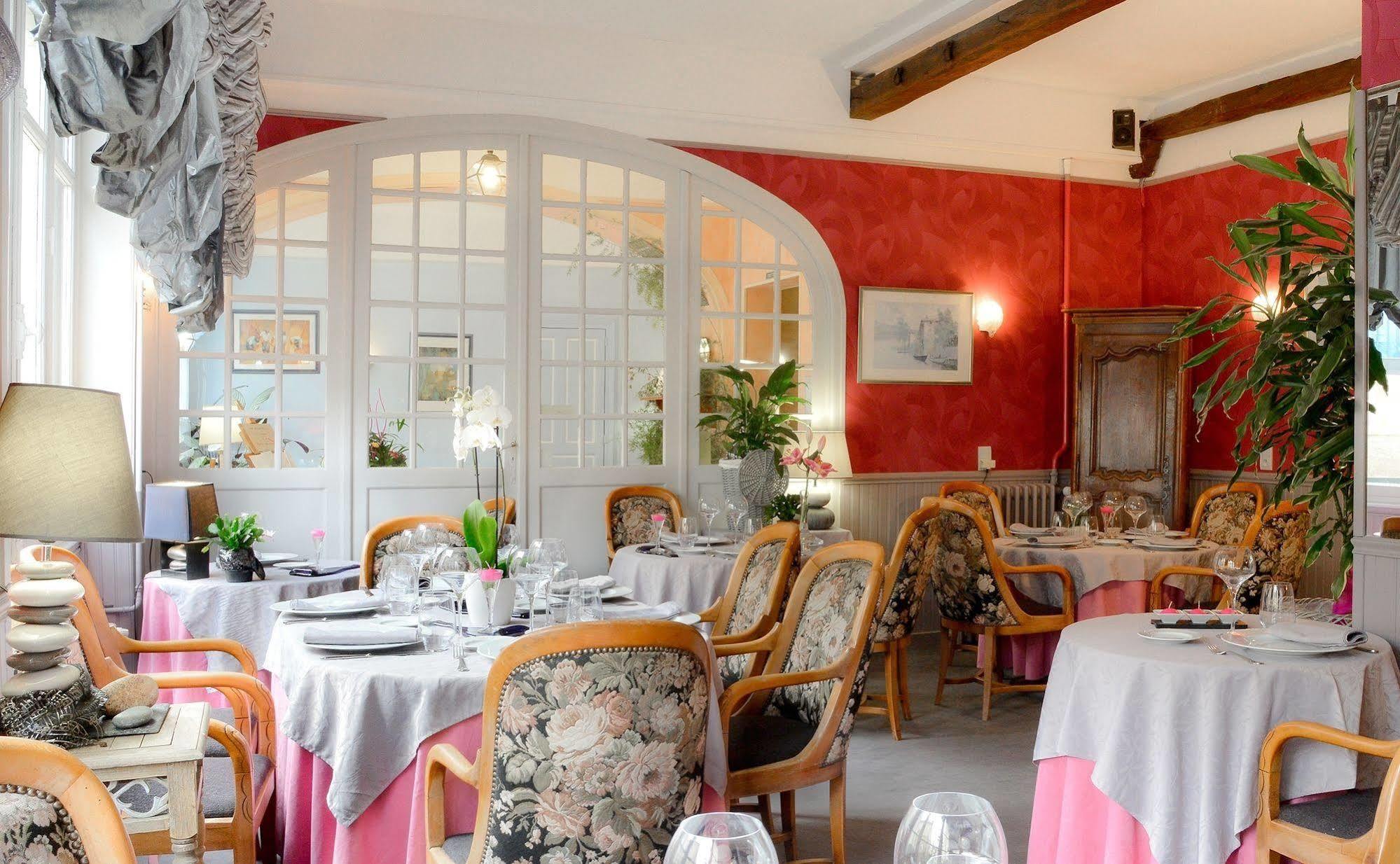 Logis Hotel Et Restaurant Du Dauphin ซี ภายนอก รูปภาพ